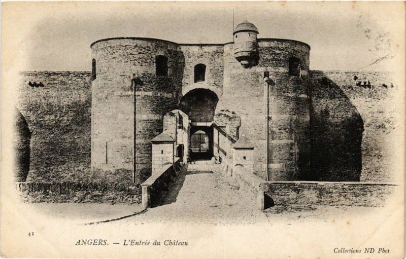 Carte postale ancienne Angers - L'Entrée du Chateau à Angers