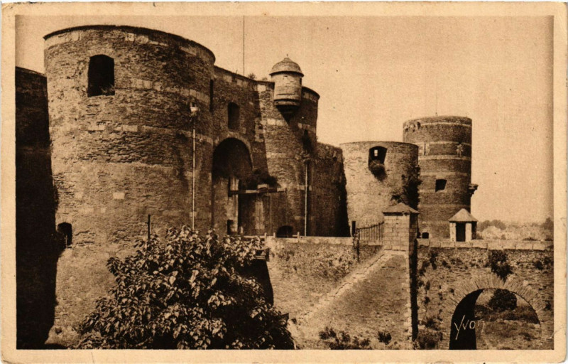 Carte postale ancienne Angers - L'Entrée du Chateau à Angers
