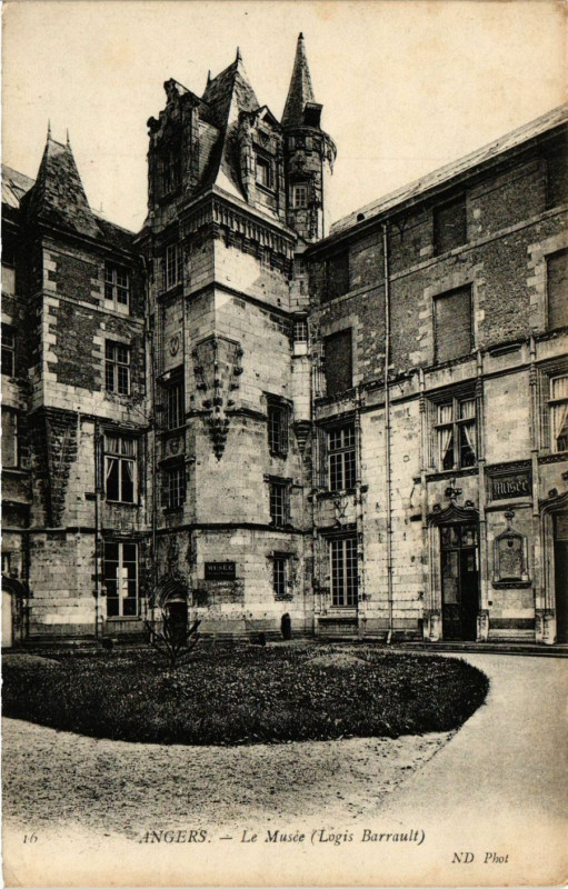 Carte postale ancienne Angers - Le Musée (Logis Barrault) à Angers
