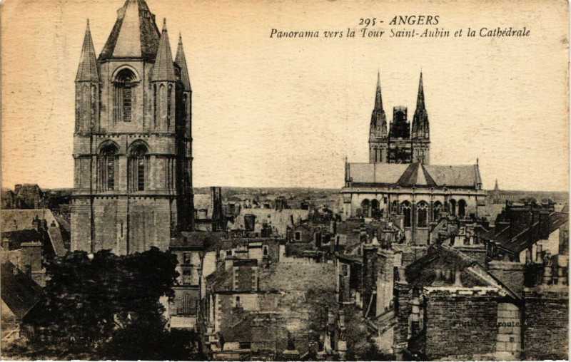 Carte postale ancienne Angers - Panorama Vers la Tour Saint-Aubin et la Cathédrale à Angers