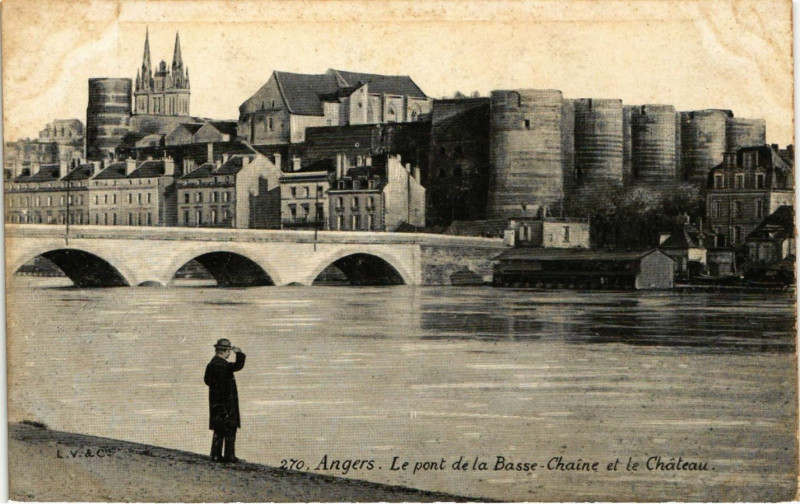 Carte postale ancienne Angers - Le Pont de la Basse-Chaine et le Chateau à Angers
