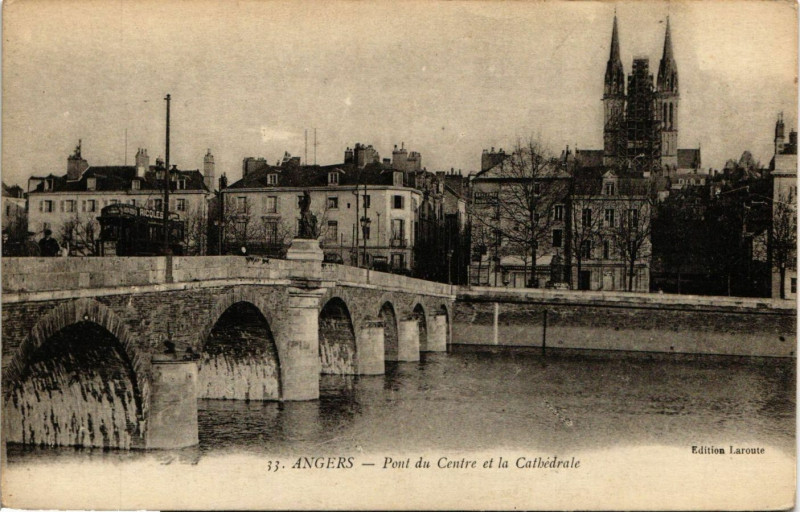 Carte postale ancienne Angers - Pont du Centre et la Cathédrale à Angers