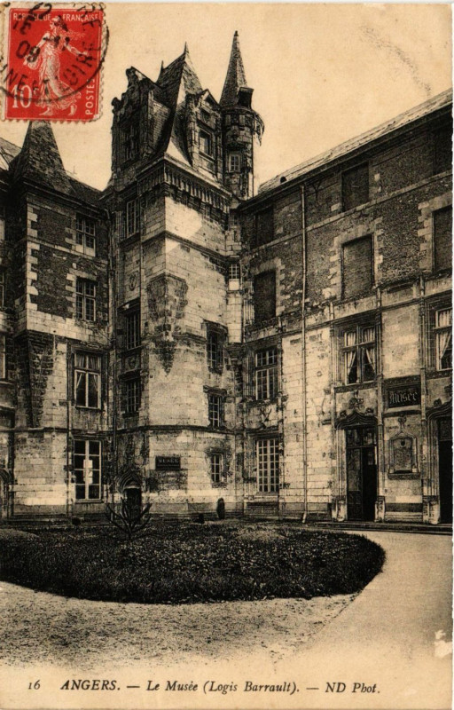 Carte postale ancienne Angers - Le Musée (Logis Barrault) à Angers