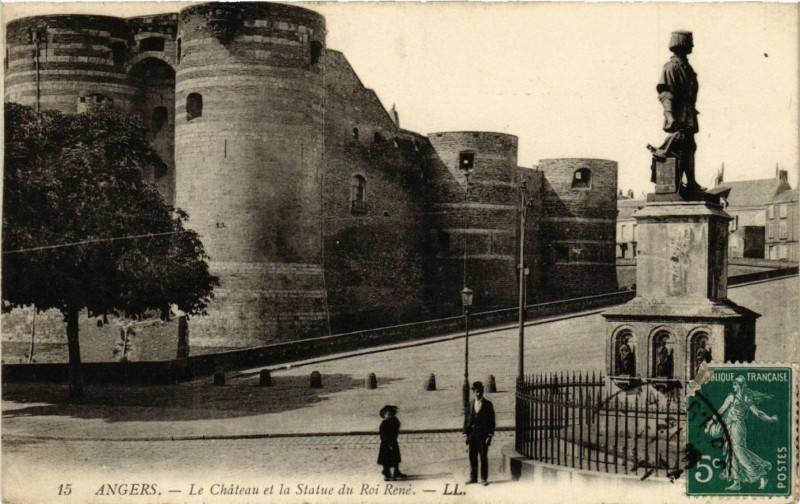Carte postale ancienne Angers - Le Chateau et la Statue du Roi René à Angers