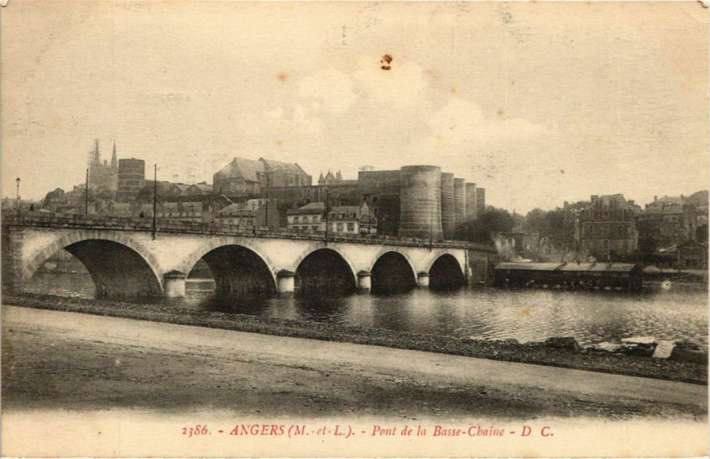 Carte postale ancienne Angers - Pont de la Basse-Chaine à Angers