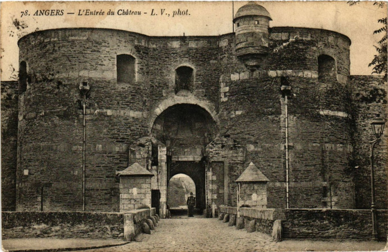 Carte postale ancienne Angers - L'Entrée du Chateau à Angers