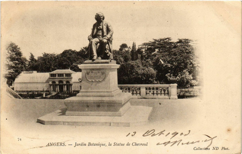 Carte postale ancienne Angers - Jardin Botanique la Statue de Chevreul à Angers