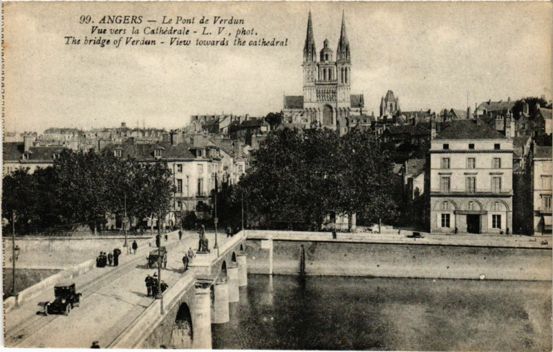 Carte postale ancienne Angers - Le Pont de Verdun - Vue Vers la Cathédrale à Angers