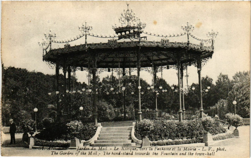 Carte postale ancienne Angers - Jardin du Mail - Le Kiosque Vers la Fontaine et la Mairie à Angers