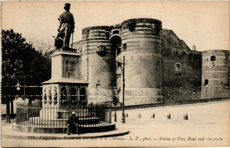 Carte postale ancienne Angers - Statue du Roi René et le Chateau à Angers