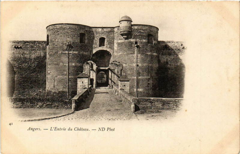 Carte postale ancienne Angers - L'Entrée du Chateau à Angers