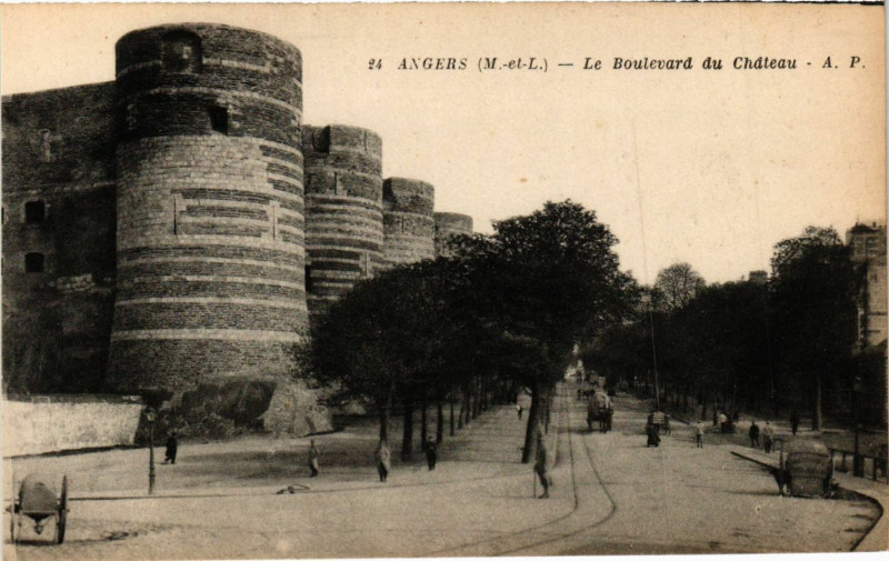 Carte postale ancienne Angers - Le Boulevard du Chateau à Angers
