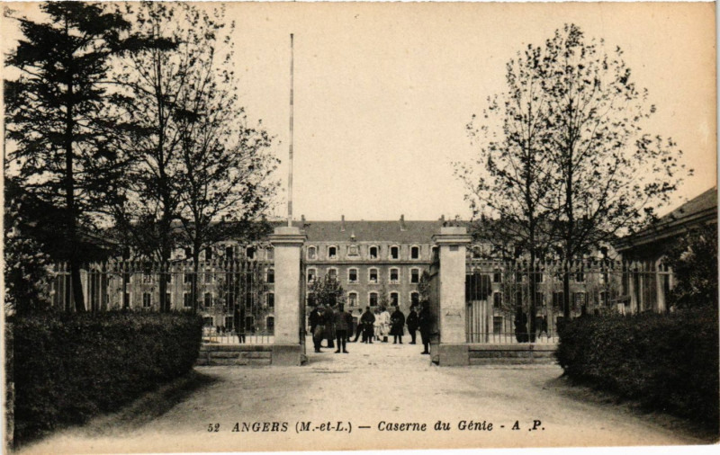 Carte postale ancienne Angers - Caserne du Genie à Angers