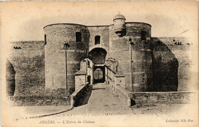 Carte postale ancienne Angers - L'Entrée du Chateau à Angers