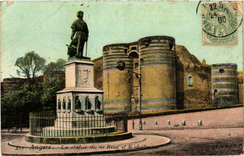 Carte postale ancienne Angers La statue du roi René et le Chateau à Angers