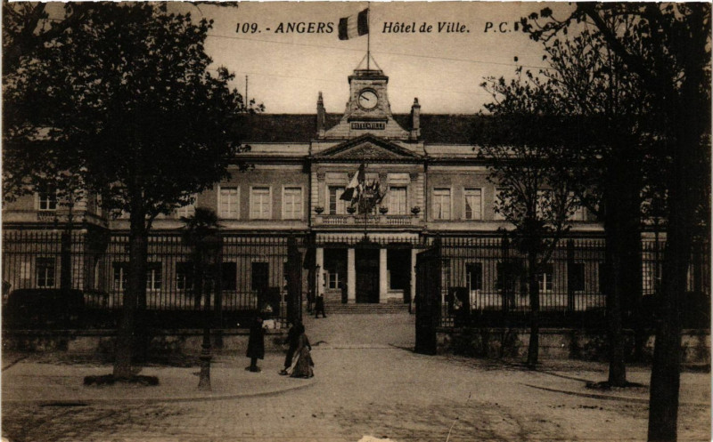 Carte postale ancienne Angers Hotel de Ville à Angers