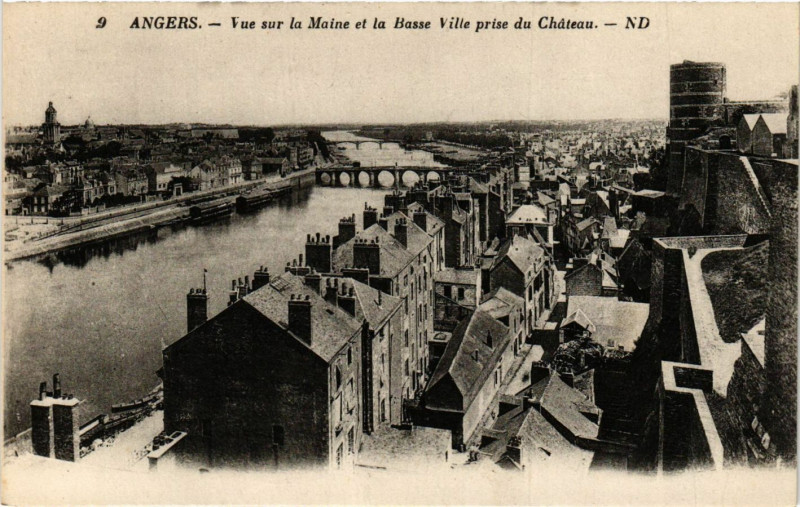 Carte postale ancienne Angers - Vue sur la Maine et la Basse Ville prise du Chateau à Angers