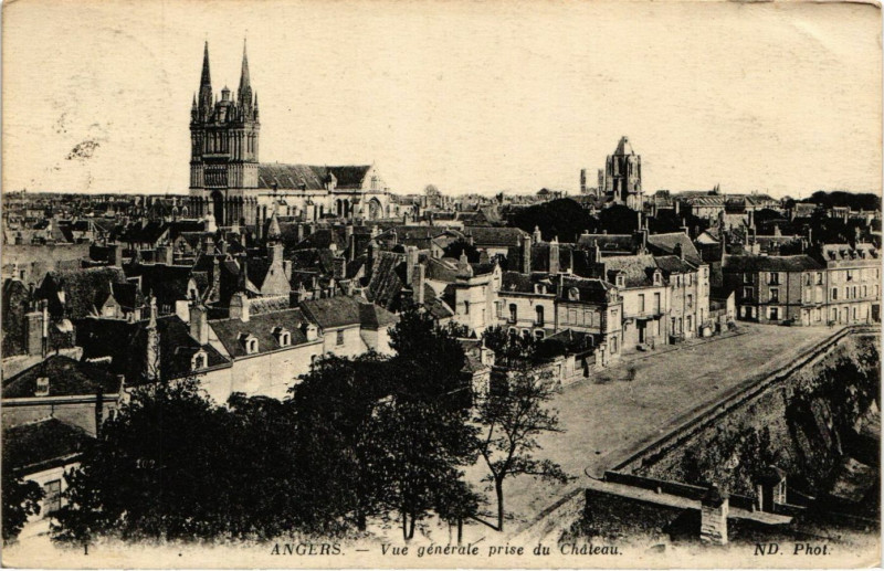 Carte postale ancienne Angers - Vue générale prise du Chateau à Angers