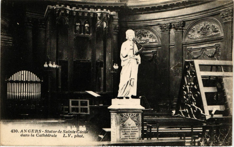Carte postale ancienne Angers - Statue de Sainte-Cecile dans la Cathédrale à Angers