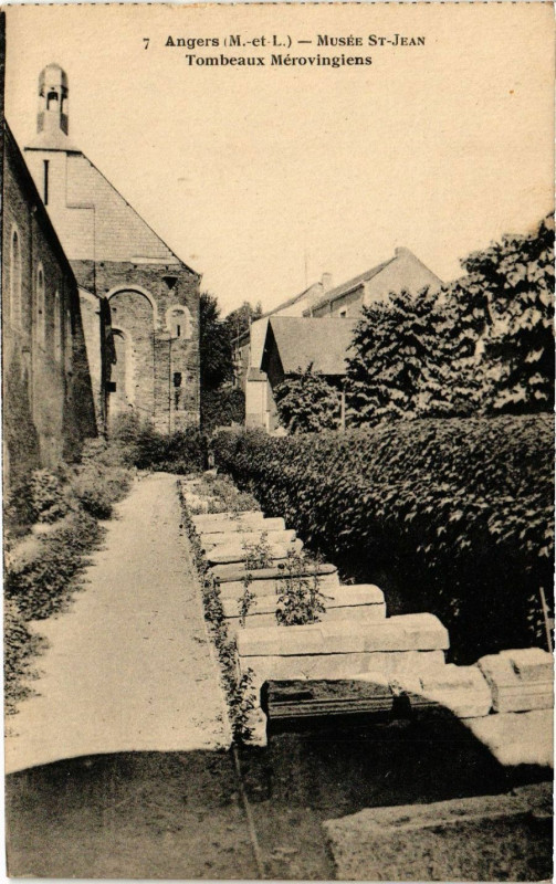 Carte postale ancienne Angers - Musée Saint-Jean Tombeaux Merovingiers à Angers
