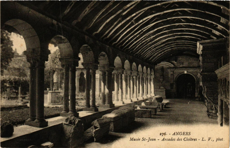 Carte postale ancienne Angers - Musée Saint-Jean Arcades des Cloitres à Angers