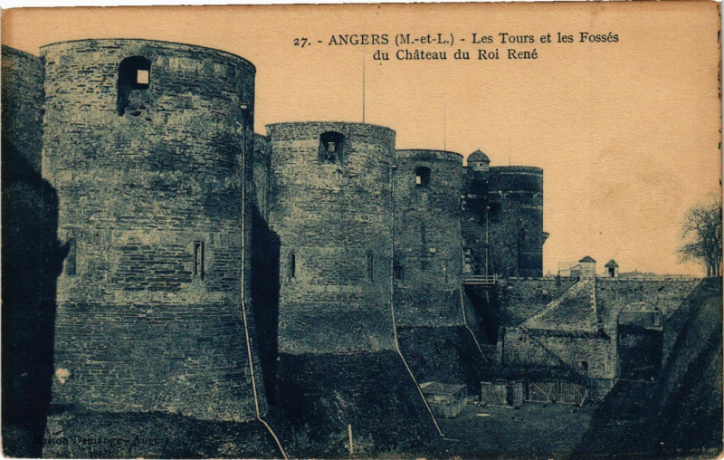 Carte postale ancienne Angers - Les Tours et les Fosses du Chateau du Roi René à Angers