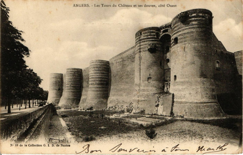 Carte postale ancienne Angers - Les Tours du Chateau et ses douves cote Ouest à Angers