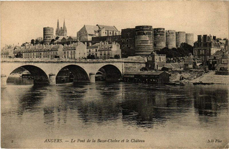 Carte postale ancienne Angers - Le Pont de la Basse-Chaine et le Chateau à Angers