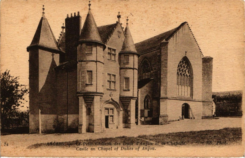 Carte postale ancienne Angers - Le Petit Chateau des Ducs d'Anjou et la Chapelle à Angers