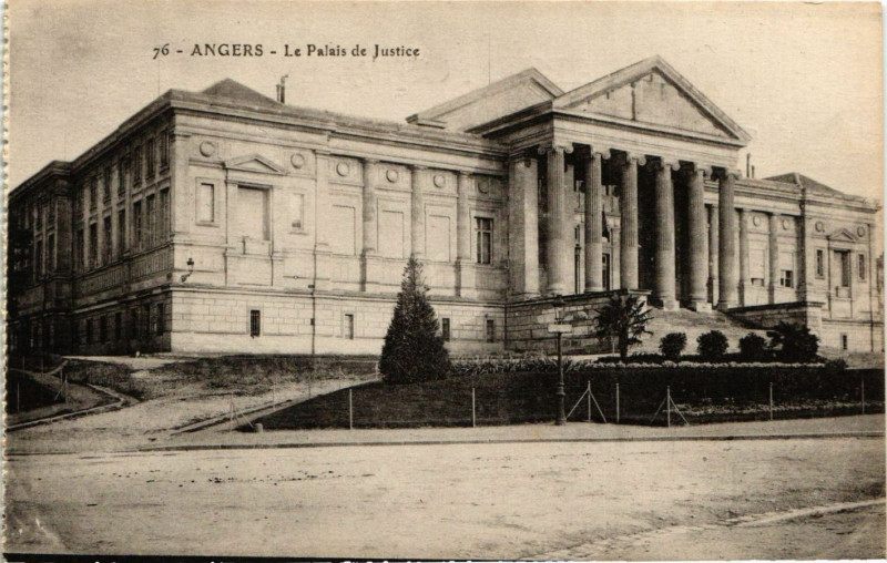 Carte postale ancienne Angers - Le Palais de Justice à Angers