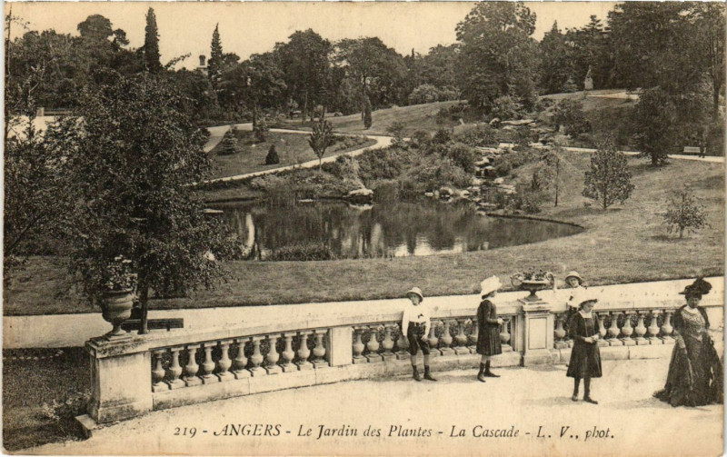 Carte postale ancienne Angers - Le Jardin des Plantes - La Cascade à Angers