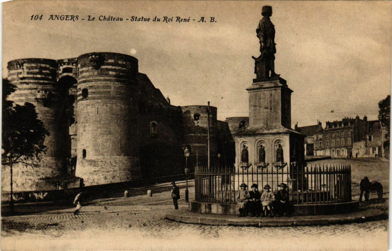 Carte postale ancienne Angers - Le Chateau Statue du Roi René à Angers