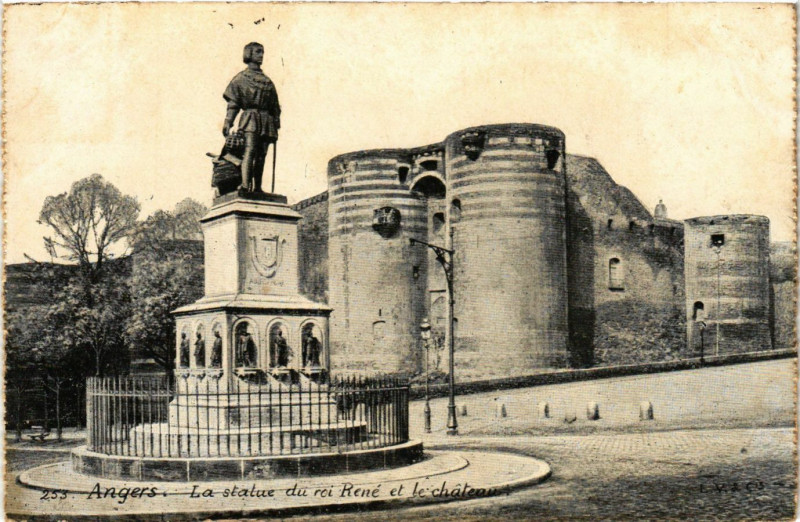 Carte postale ancienne Angers - La Statue du roi René et le Chateau à Angers