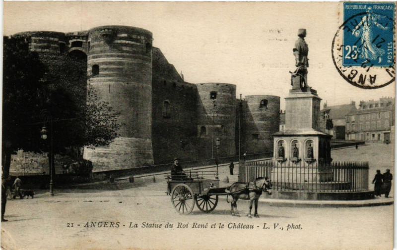 Carte postale ancienne Angers - La Statue du Roi René et le Chateau à Angers
