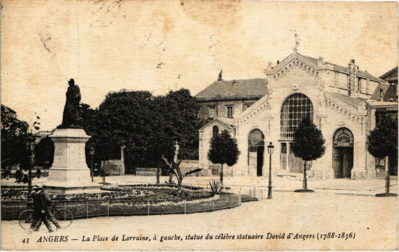 Carte postale ancienne Angers - La Place de Lorraine a gauche statue du celebre statuair à Angers