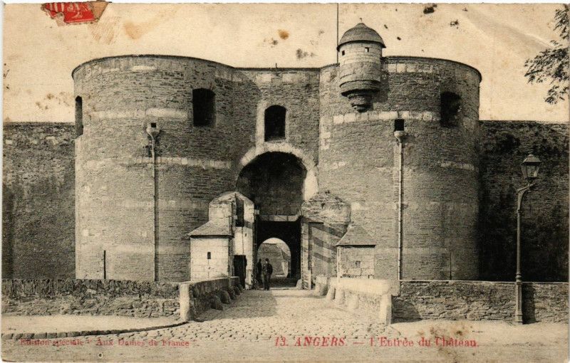 Carte postale ancienne Angers - L'Entrée du Chateau à Angers