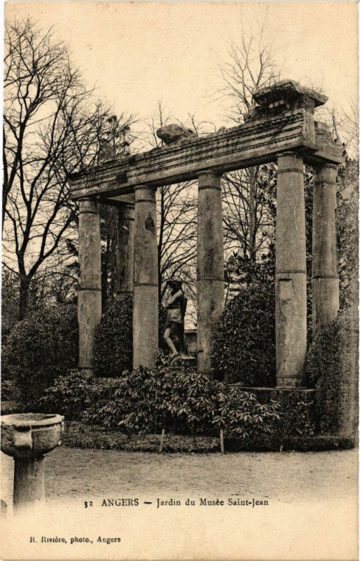 Carte postale ancienne Angers - Jardin du Musée Saint-Jean à Angers