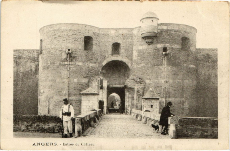 Carte postale ancienne Angers - Entrée du Chateau à Angers