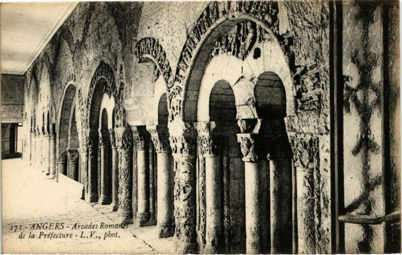 Carte postale ancienne Angers - Arcades Romanes de la Prefecture à Angers