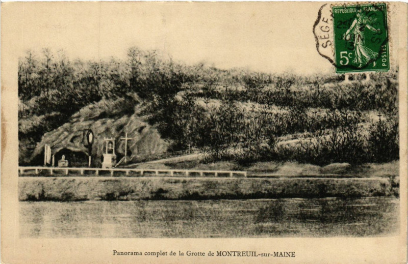 Carte postale ancienne Montreuil-sur-Maine - Panorama complet de la Grotte à Montreuil-sur-Maine