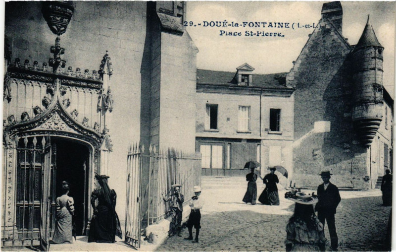 Carte postale ancienne Doue-la-Fontaine Place Saint-Pierre