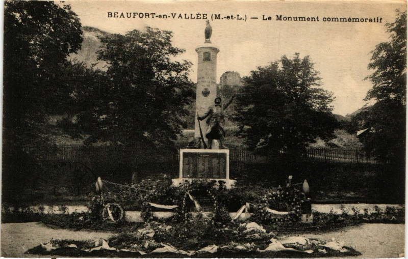 Carte postale ancienne Beaufort-en-Vallee - Le Monument commemoratif