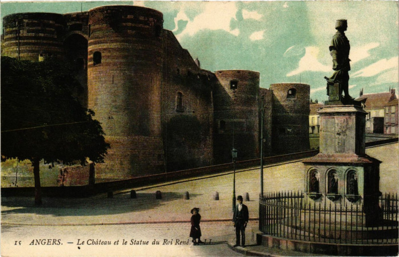 Carte postale ancienne Angers - Le Chateau et le Statue du Roi René à Angers