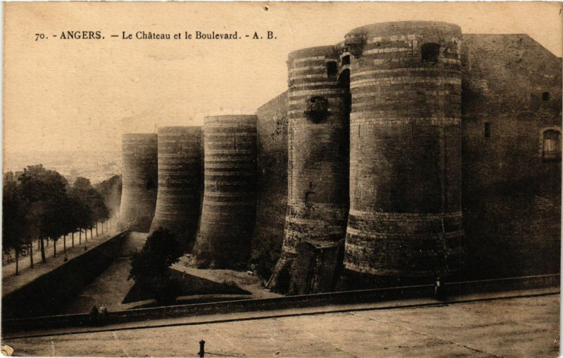 Carte postale ancienne Angers - Le Chateau et le Boulevard à Angers