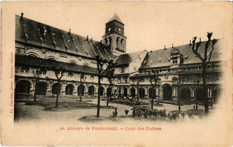 Carte postale ancienne Abbaye de Fontevrault - Cour des Cloitres