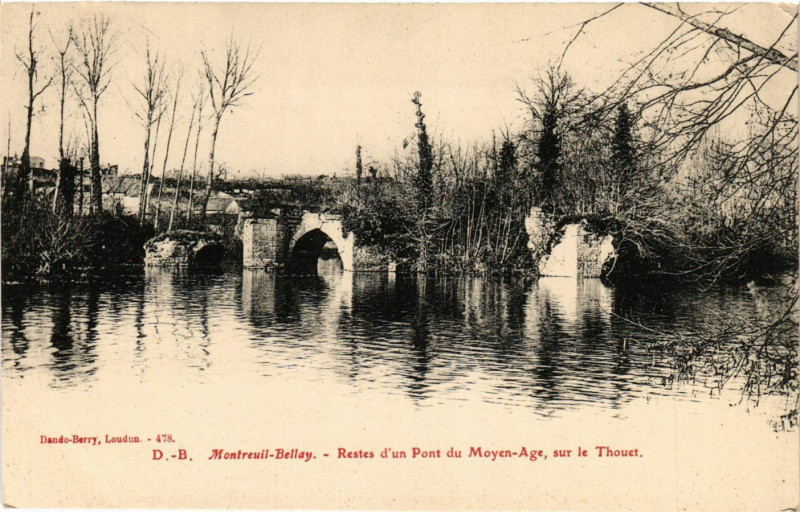 Carte postale ancienne Montreuil-Bellay - Restes d'un Pont du Moyen-Age sur le Thouet à Montreuil-Bellay