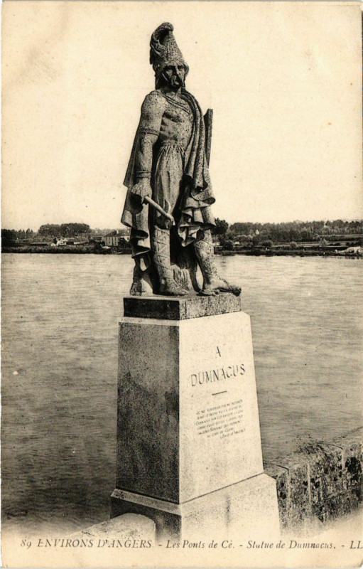 Carte postale ancienne Env. d'Angers - Les Ponts-de-Ce - Statue de Dumnacus à Angers