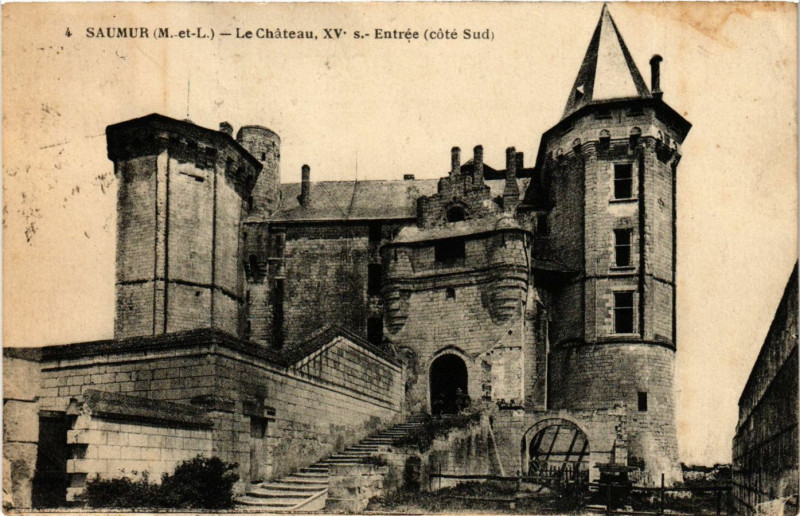 Carte postale ancienne Saumur La Place et l'Eglise Saint-Pierre à Saumur