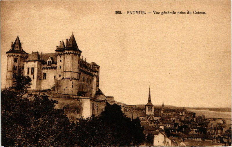Carte postale ancienne Saumur - Vue générale prise du Coteau à Saumur