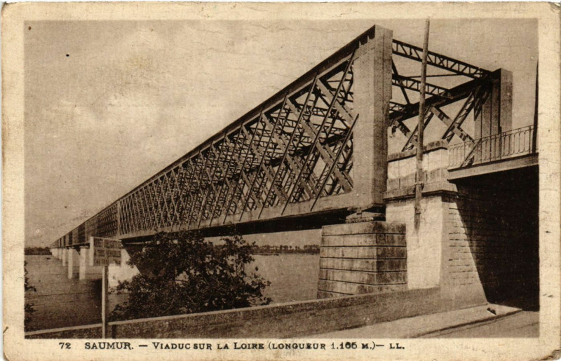Carte postale ancienne Saumur - Viaduc sur la Loire à Saumur